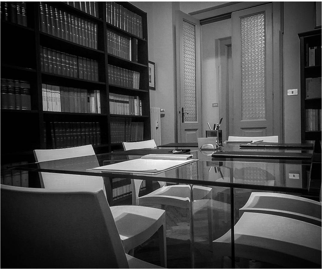 Sala riunioni dello studio legale, con libreria